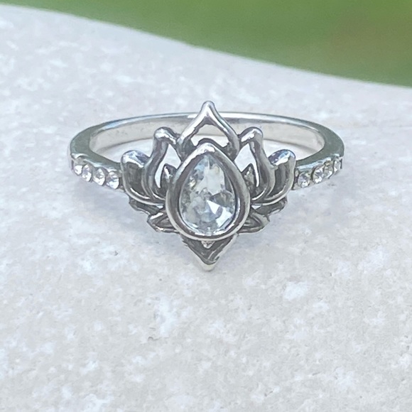 Lotus ring White Zircon silver plated flower ring with crystal accent - Picture 14 of 15